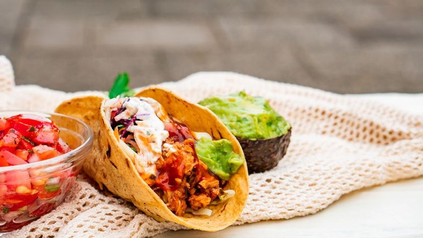 Tacos z guacamole i smażonym kurczakiem