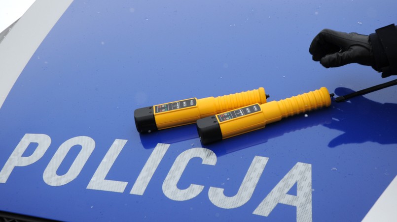 policja policjant kontrola trzeźwości alkomat alcoblow radiowóz