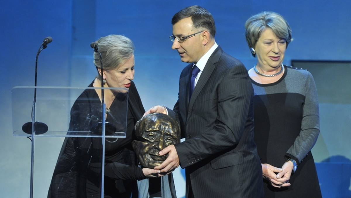 Minister rozwoju regionalnego Elżbieta Bieńkowska, publicystka Janina Paradowska oraz prowadząca warszawski teatr "Polonia" aktorka Krystyna Janda to tegoroczne laureatki nagród Kisiela. Odebrały je w niedzielę podczas uroczystej gali w Bibliotece UW.