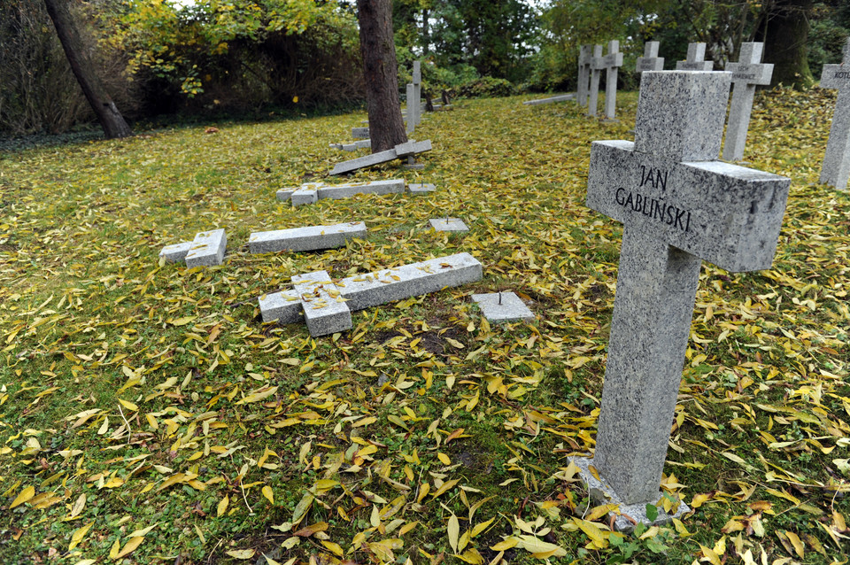 Zdewastowane groby na cmentarzu w Szczecinie