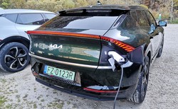 Będą dopłaty do prywatnych ładowarek aut elektrycznych. Rząd zmienia reguły