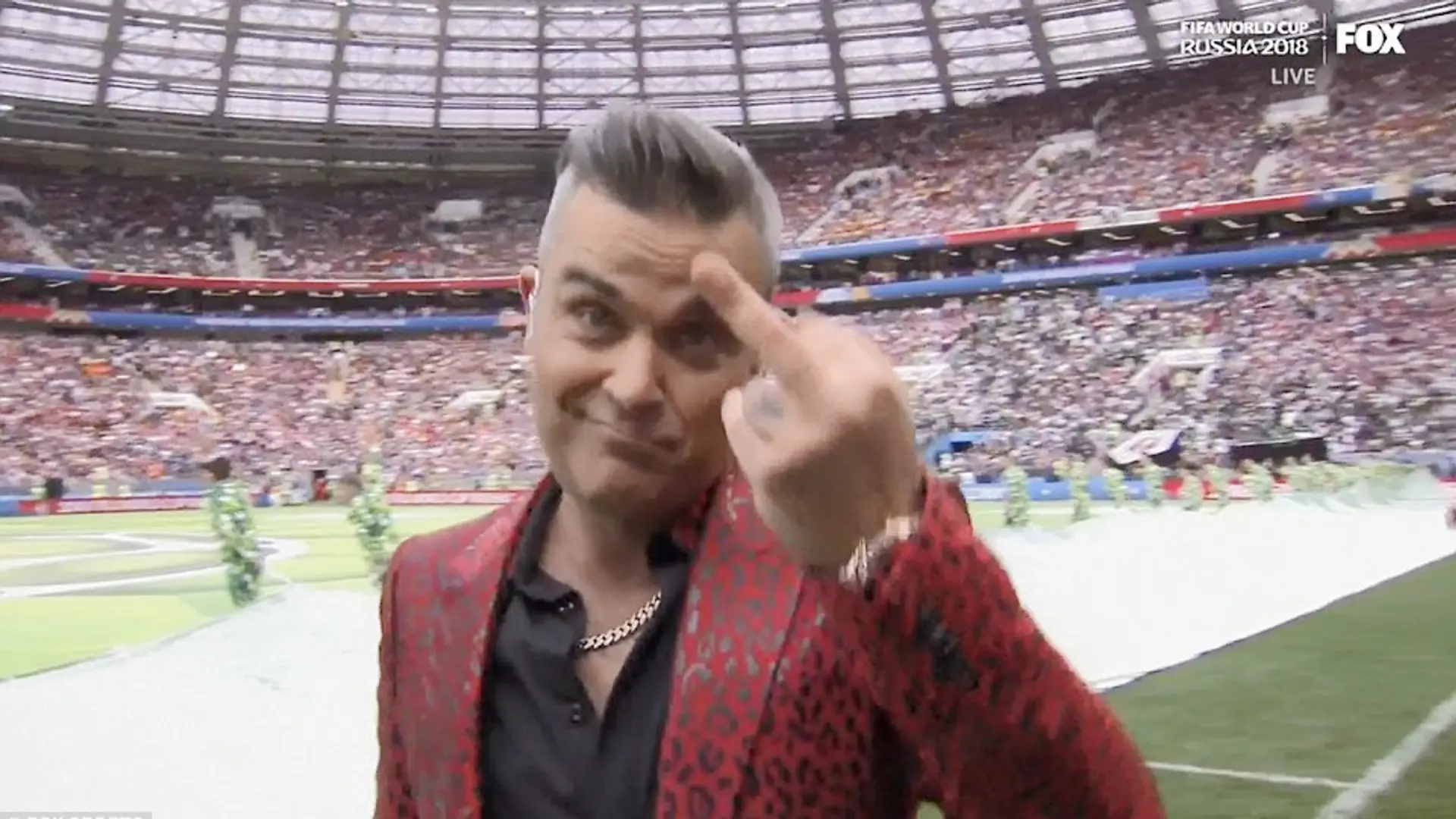 Robbie Williams otwiera mundial w Rosji, pokazując środkowy palec