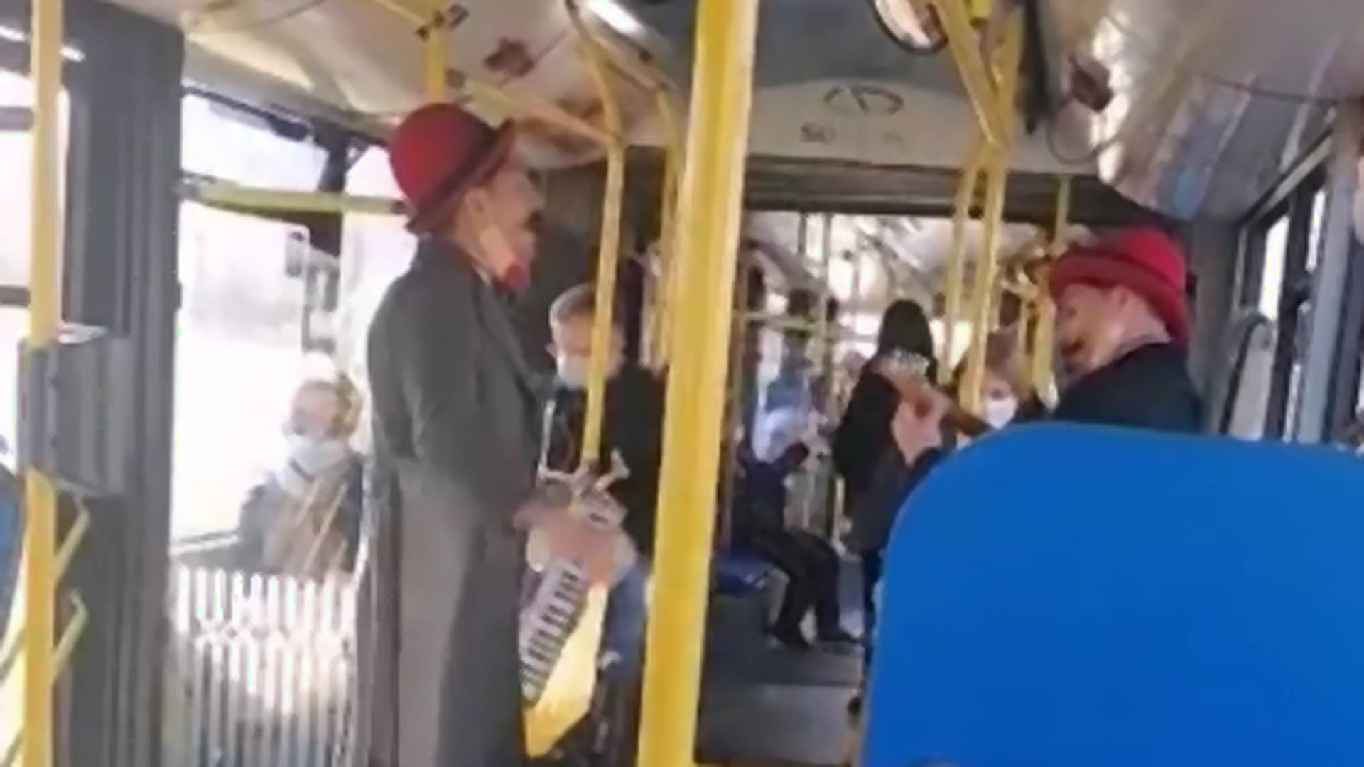 Dva Argentinca su ušla u autobus i zapevala "Ovamo cigani": svi dele snimak koji je oduševio Srbiju