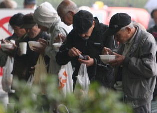 Polski system pomocy społecznej prowadzi do uzależnienia od zasiłków