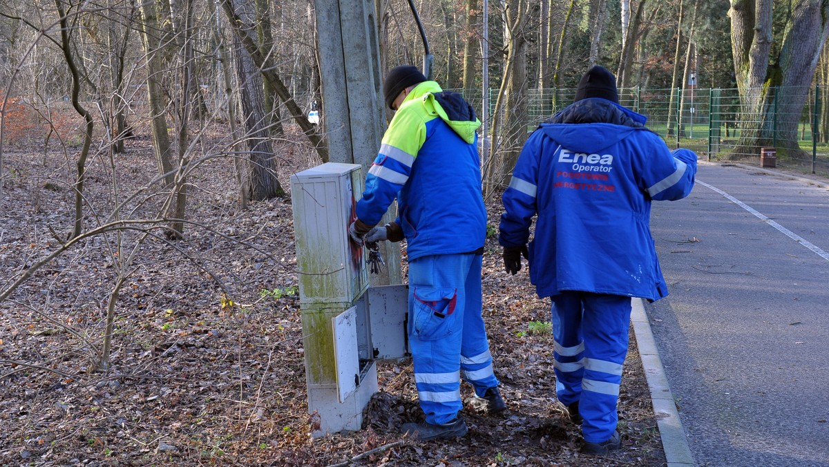 Wskutek awarii spowodowanych silnym wiatrem w woj. pomorskim prądu nie ma nadal kilka tysięcy odbiorców. Straż pożarna interweniowała prawie 150 razy, głównie usuwając połamane drzewa i gałęzie. Wiatr słabnie, ale zmienił kierunek, co może sprawić, że będzie wpychać wodę z Bałtyku do rzek.