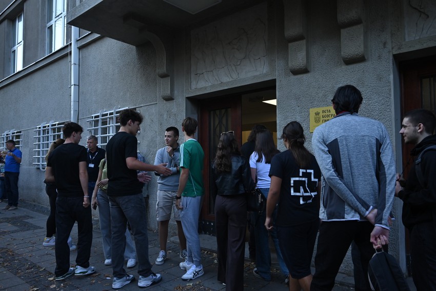 Kršenje pravila odevanja za učenike znači udaljavanje s nastave