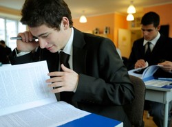 By zdać maturę, musieli podać cenę benzyny