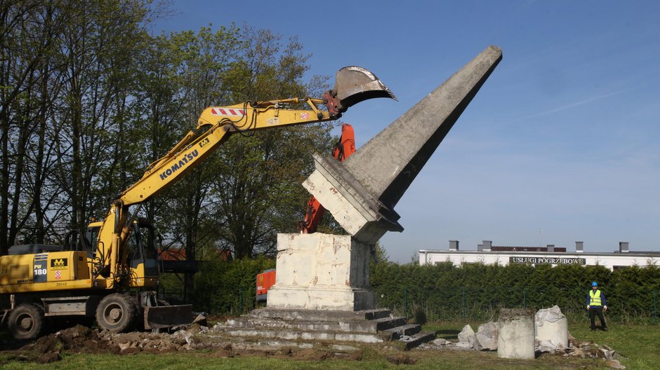 Demontaż "Pomnika wdzięczności Armii Czerwonej" w Głubczycach