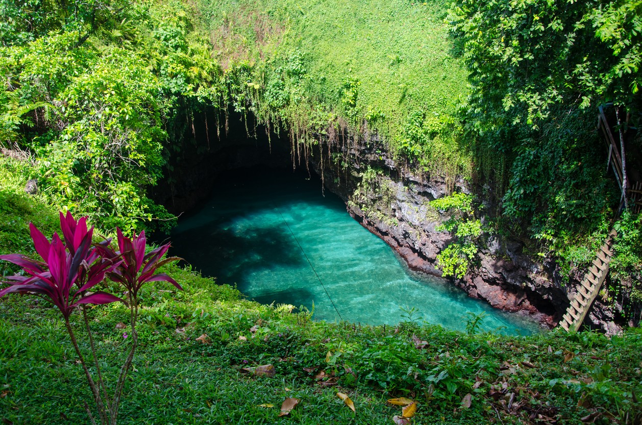 Prírodný bazén To-Sua Ocean Trench v žiare slnečných lúčov na ostrove Upolu, Samoa.