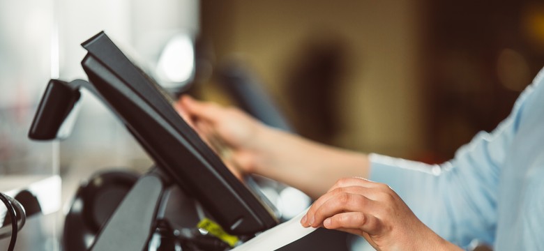 Zostawiasz paragon po zakupach? Oszuści tylko na to czekają. Nowa metoda kradzieży