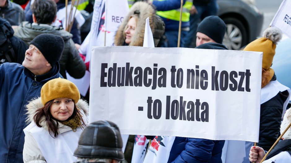 Protest nauczycieli w 2019 r. Od lat walczą o lepsze zarobki. Zdj. ilustracyjne