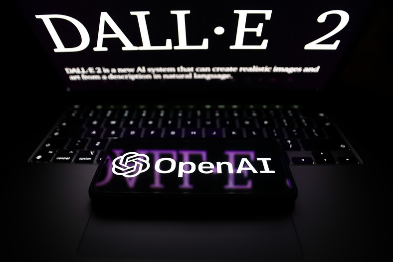 Strona internetowa DALL-E 2 wyświetlana na ekranie laptopa i logo OpenAI na ekranie telefonu, zdjęcie ilustracyjne wykonane w Krakowie, 23 stycznia 2023 r.