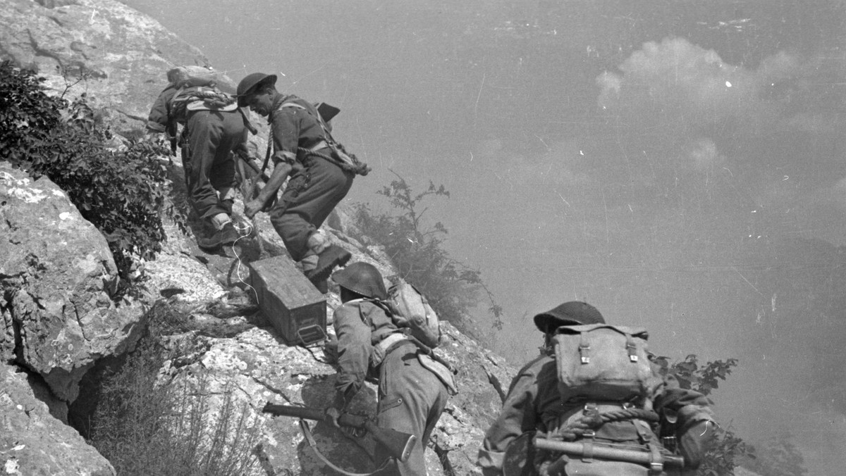 Maj 1944, Monte Cassino, Włochy. Polscy żołnierze wciągający na górę skrzynki z amunicją. 