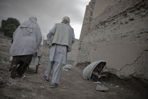 A AFGANISTAN SOCIETY ADDICTION DRUGS