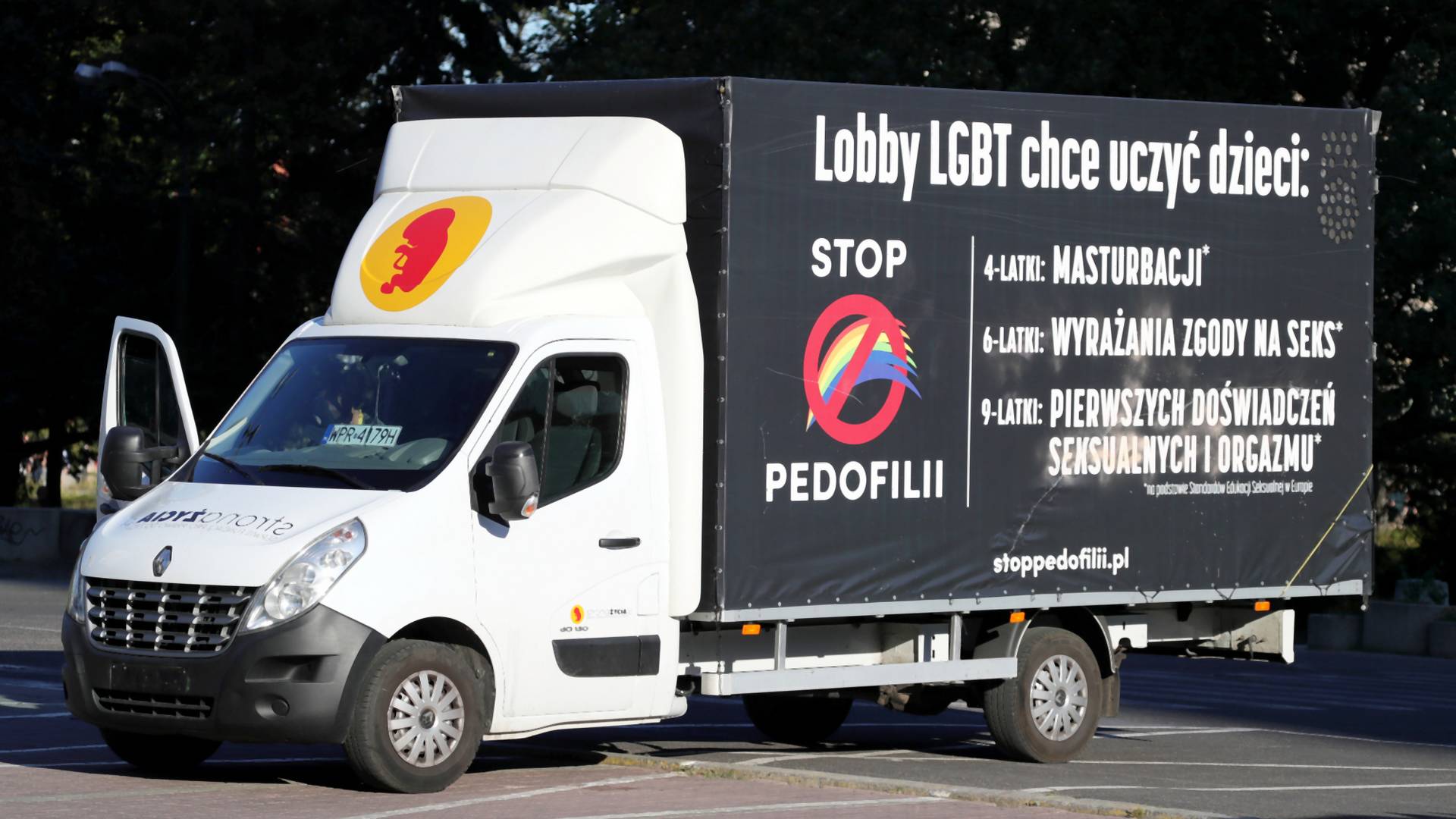 Homofobiczna furgonetka w Krakowie była chroniona przez policję jako zgromadzenie publiczne