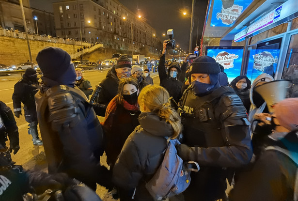 Politycy chcą wyjaśnienia sprawy użycia gazu wobec posłanki Nowackiej podczas demonstracji w Warszawie