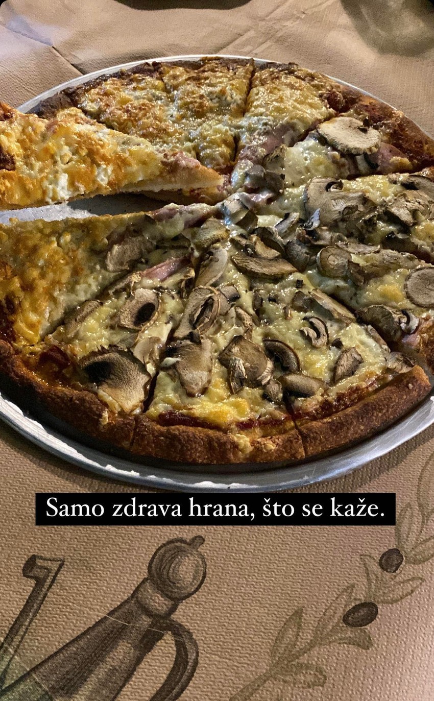 Porodična pica u restoranu "Rijalto" u Pefkohoriju za 