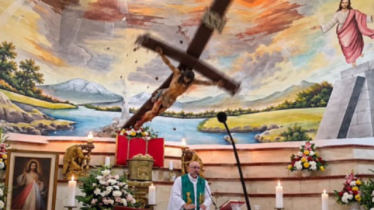 Un preot a murit după ce o cruce de lemn a căzut peste el în timpul unei slujbe transmise în direct, în Ecuador