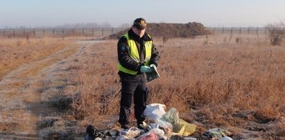 Grzebał w podrzuconych śmieciach i znalazł ich właścicielkę