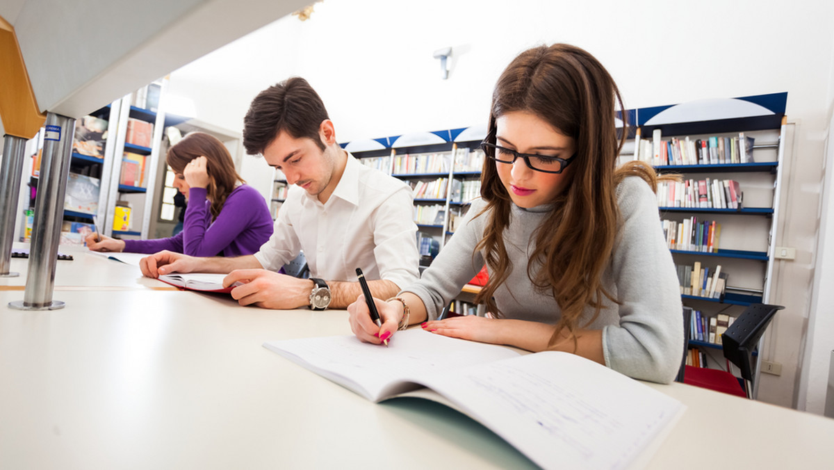 Uczniowie, którzy nie zdali matury, lecz nie chcą tracić roku, mogą skorzystać ze specjalnej oferty Wyższej Szkoły Biznesu National Louis University w Nowym Sączu, informuje "Dziennik Polski".