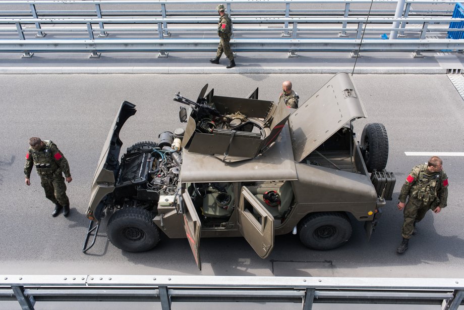 Żołnierze przy pojeździe Humvee podczas ćwiczeń na moście drogowym im. Elżbiety Zawackiej w Toruniu.