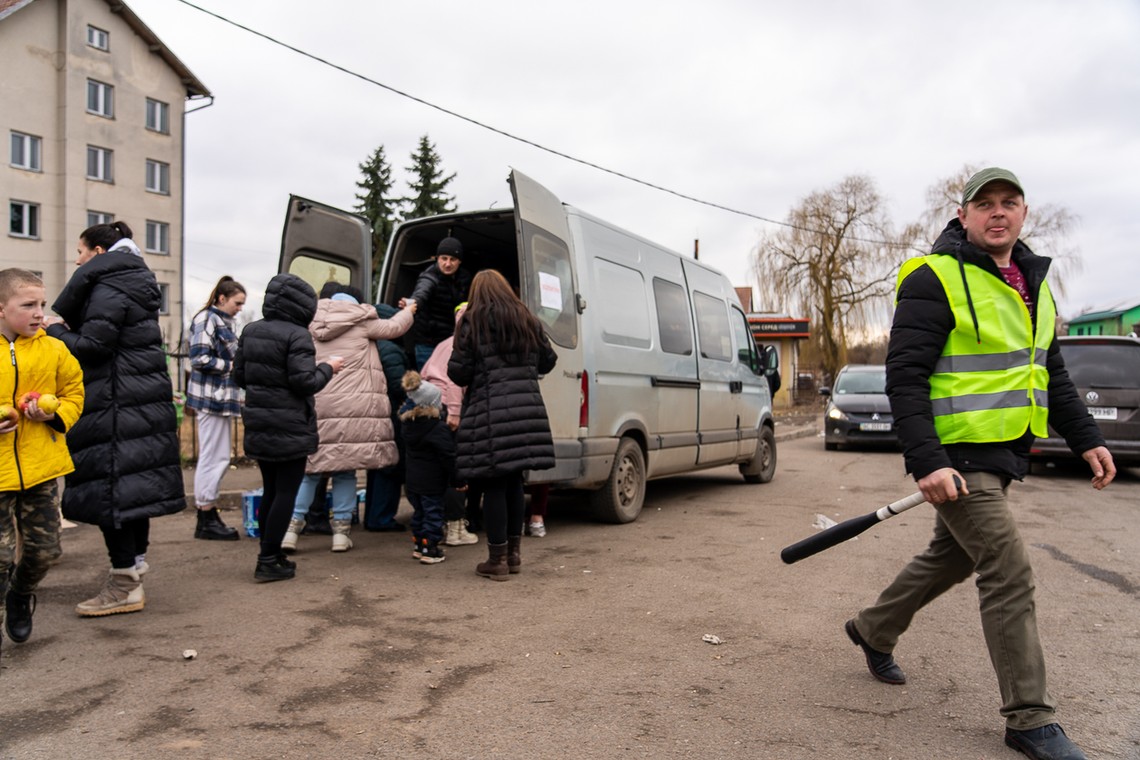 Służby porządkowe pomagają zachować porządek na granicy