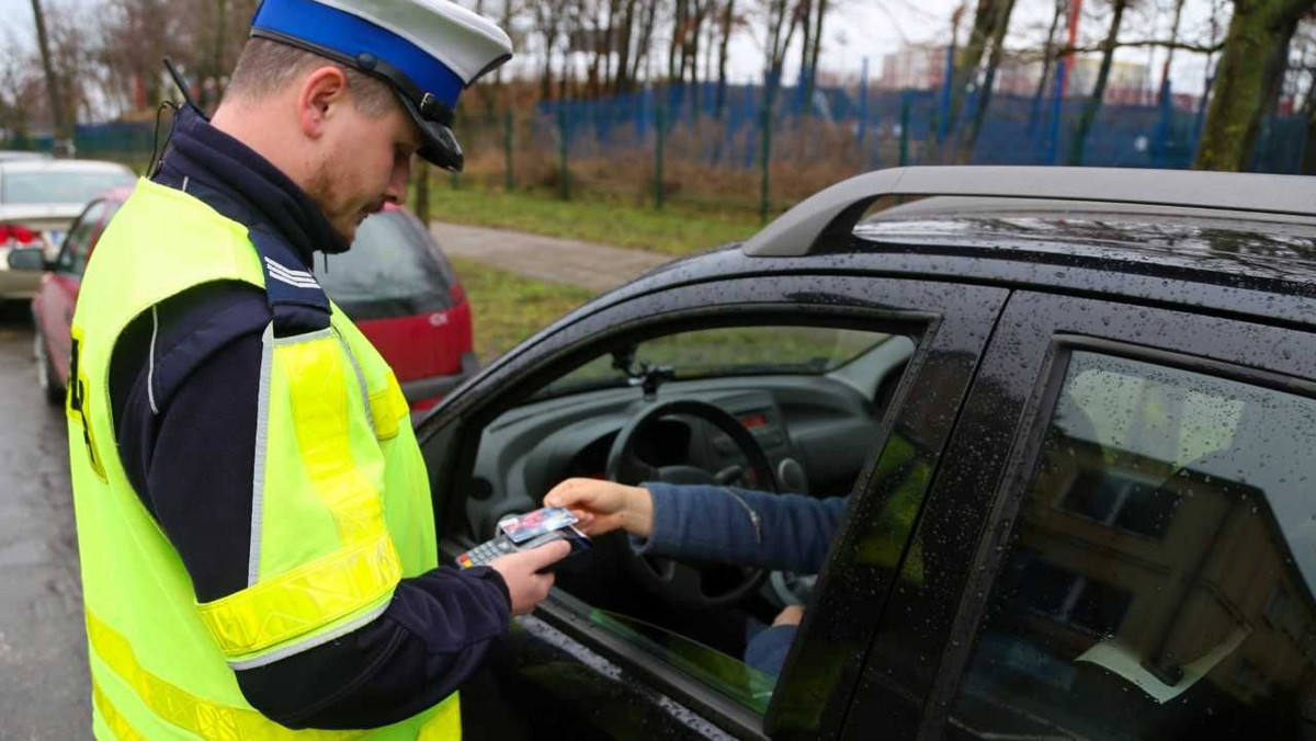 Wczoraj pierwsi bydgoscy kierowcy zapłacili za mandaty kartą płatniczą. To efekt zmiany przepisów, która ma przede wszystkim usprawnić system pobierania opłat.