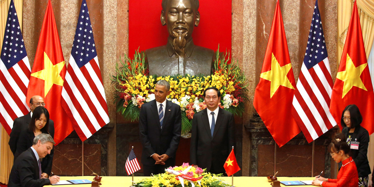 Left to right: Boeing Commercial Airplanes CEO Ray Conner, US President Barack Obama, Vietnamese President Tran Dai Quang, and VietJet CEO Nguyen Thi Phuong Thao.