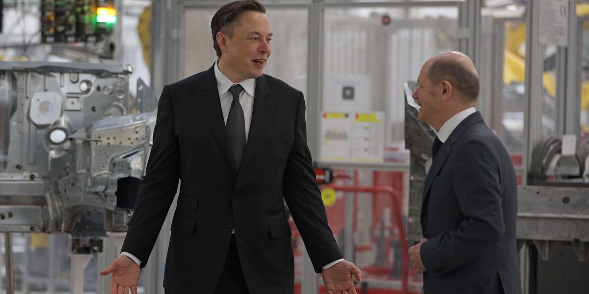 Szef Tesli Elon Musk i kanclerz Niemiec Olaf Scholz podczas oficjalnego otwarcia nowej fabryki samochodów elektrycznych w marcu 2022 r.