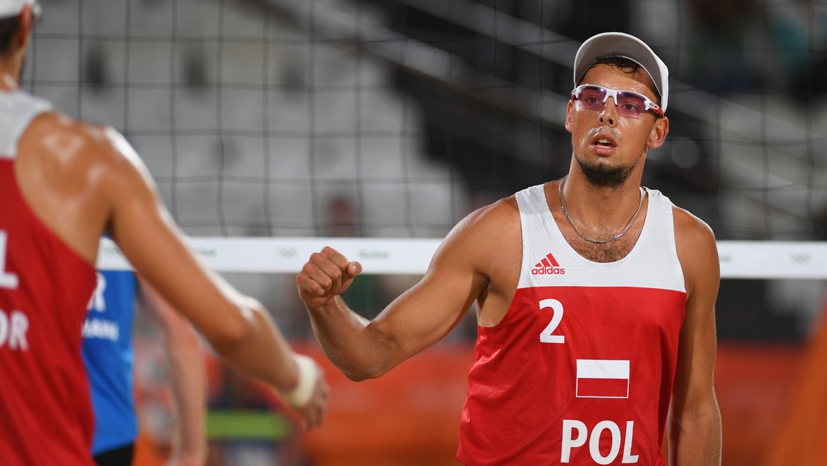 Piotr Kantor i Bartosz Łosiak przegrali drugi mecz w olimpijskim turnieju siatkówki plażowej. Polską parę pokonali Rosjanie Nikita Liamin i Dmitrij Barsuk 2:0 (21:14, 21:17). Seria dziesięciu zwycięstw z rzędu została brutalnie przerwana, ale Biało-Czerwoni wciąż liczą się w walce o awans z grupy do fazy pucharowej igrzysk.