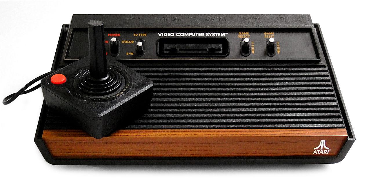 Takto vyzerala herná konzola Atari 2600.