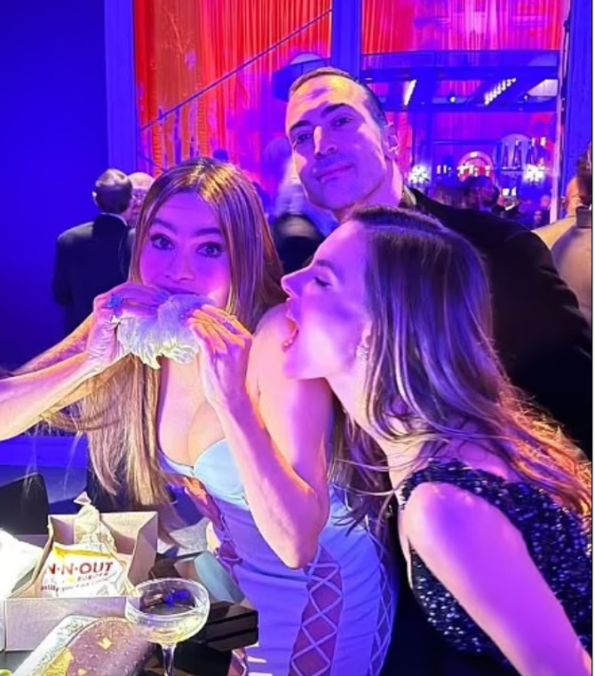 Sofija Vergara i Alesandra Ambrosio jele burgere usred žurke