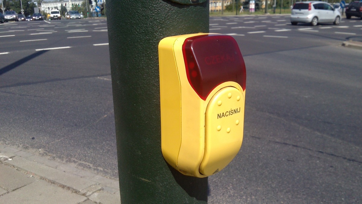 W Krakowie przy wielu przejściach dla pieszych znajdują się włączniki świateł. To dobre rozwiązanie, jeśli działa tak jak trzeba. A w wielu przypadkach tak nie jest. ZIKiT zapowiada, że przy najczęściej uczęszczanych punktach zweryfikują system włączników.