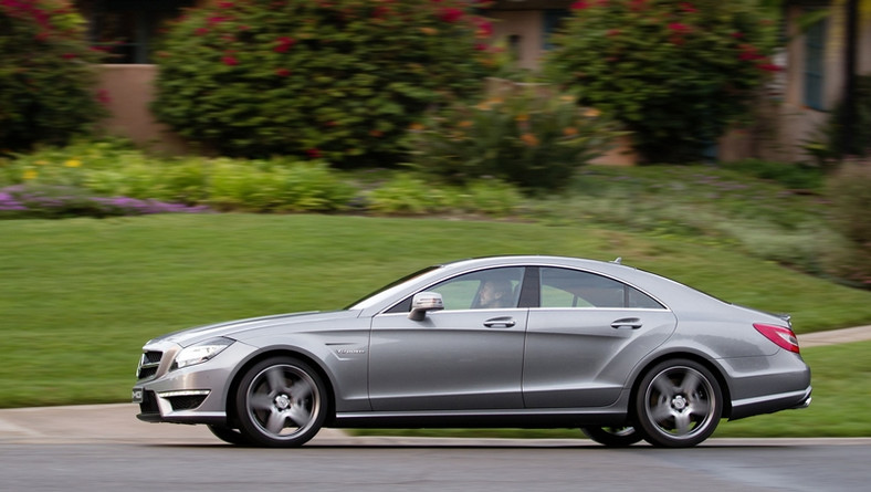 Mercedes CLS63 AMG ma rozdwojoną jaźń i świetnie wychodzi na zdjęciach