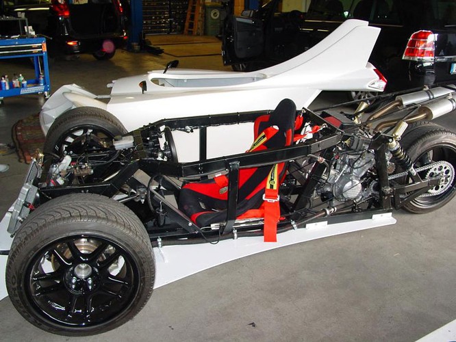 W ręcznie składanej ramie tkwi jeden fotel i 100-konny silnik motocyklowy Hondy