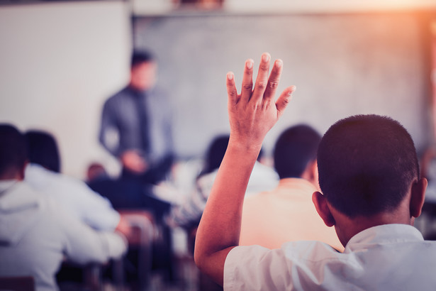 Zastępca rzecznika PiS Radosław Fogiel stwierdził w poniedziałek, że Ministerstwo Edukacji Narodowej monitoruje sytuację ws. doniesień dotyczących planów lekcji na dwie zmiany. "Oczywiście, to nie jest na pewno nic dobrego" - ocenił.