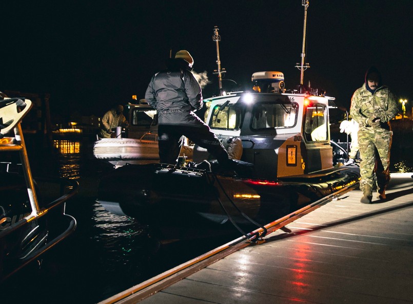 Karolina Południowa, 5 lutego 2023 r. Marynarze  ładują ponton o sztywnym kadłubie