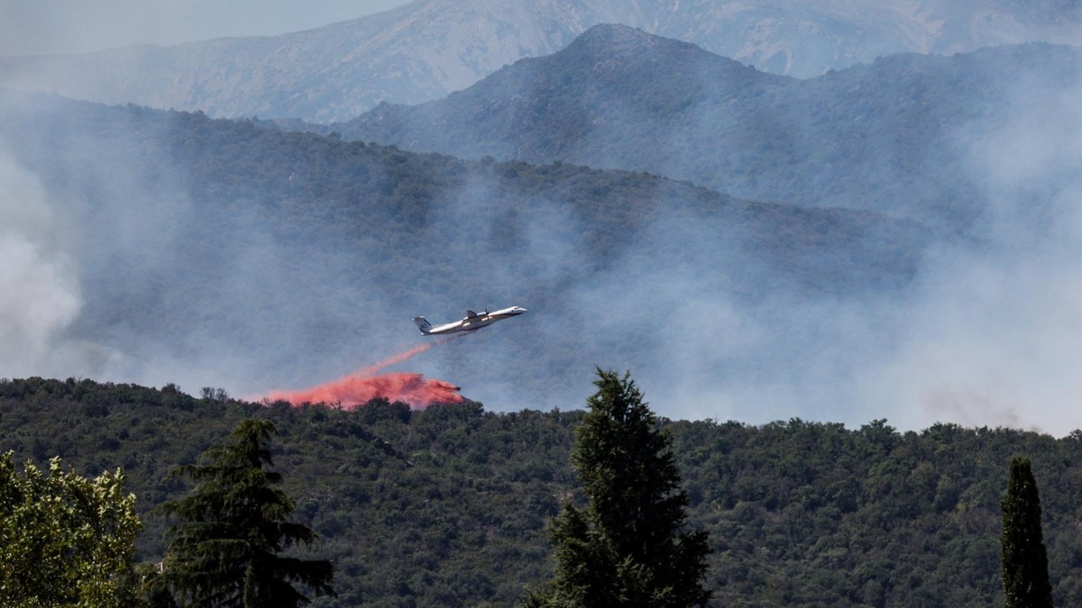 Gašenje požara avionom na jugu Francuske | Foto: Reuters