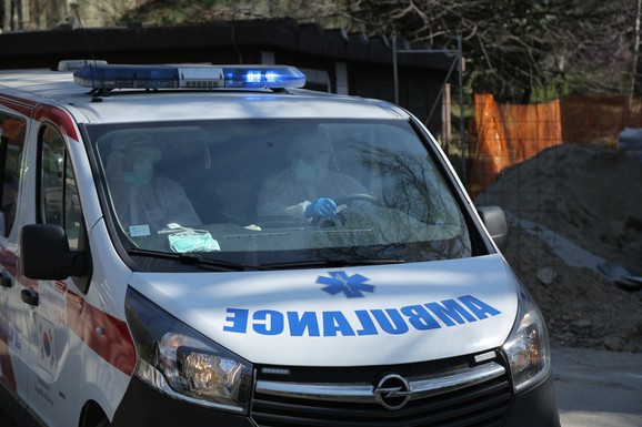 POVREĐEN TINEJDŽER (15) Stravična nesreća u centru Kaća: Sudarili se motor i automobil