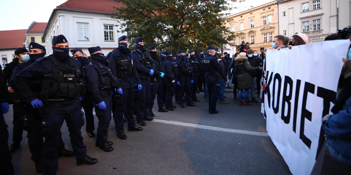 Strajk kobiet. Duży protest w Krakowie. Policja straszy użyciem siły