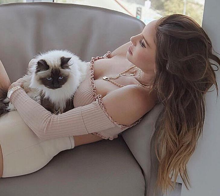 Chanel cica gyakran tölti idejét a gazdájával heverészve / Fotó: Instagram