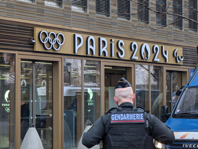 Policjant przed jednym z biur komitetu organizacyjnego Igrzysk Olimpijskich. Saint-Denis, 17 stycznia br.