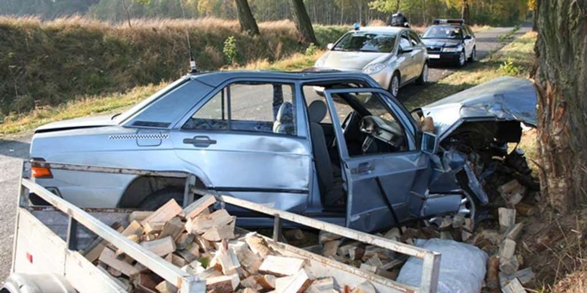 Mercedes rozbił się na drzewie. Awaria auta?