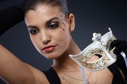 Perfekcyjny i modny makijaż karnawałowy krok po kroku