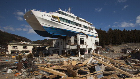 Hamayuri, katamaran na szczycie dwupiętrowego budynku po tsunami 3 kwietnia 2011 r. w prefekturze Iwate,