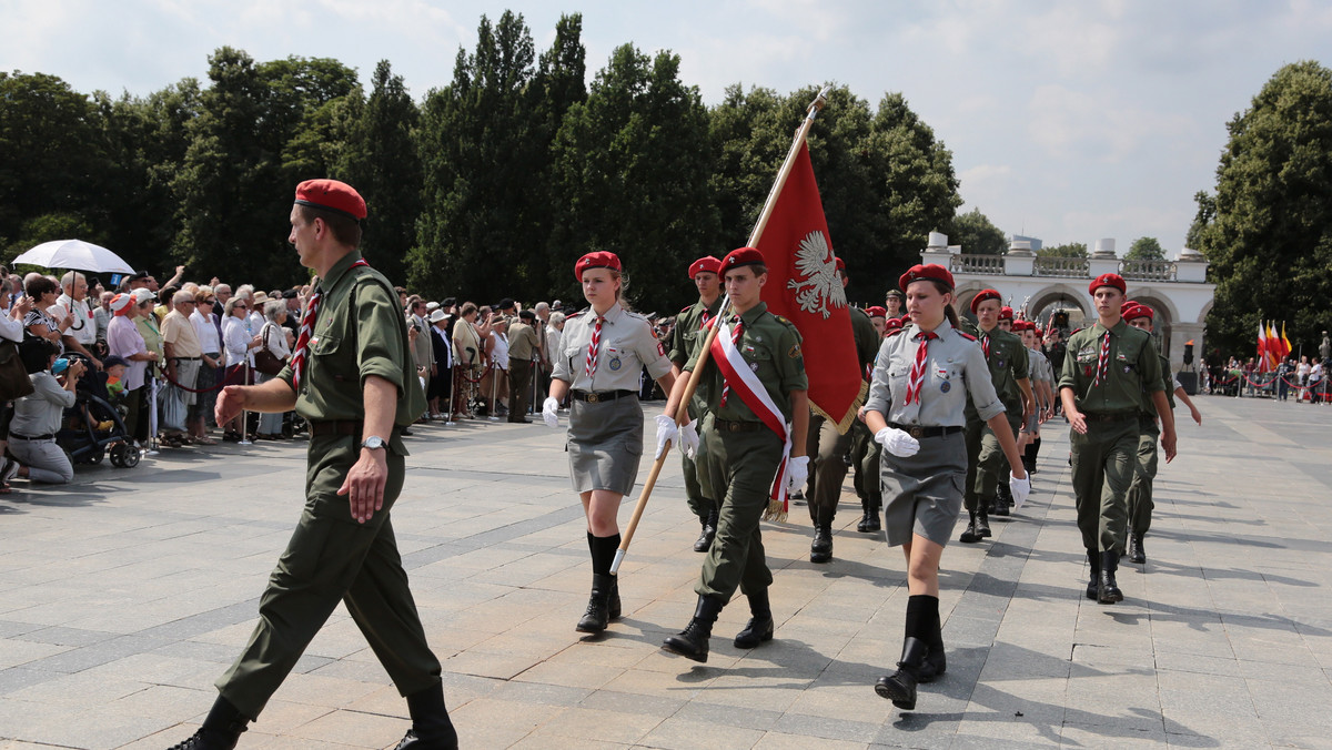 Nie pomogły apele generała Zbigniewa Ścibora-Rylskiego o powagę i szacunek podczas obchodów rocznicy wybuchu Powstania Warszawskiego. Jak czytamy na gazeta.pl, wśród tłumu zgromadzonego na Powązkach, słychać było buczenie, gdy wieńce składali przedstawiciele władz. Rozległy się też okrzyki: "hańba!". Z kolei brawami został przywitany Antoni Macierewicz.