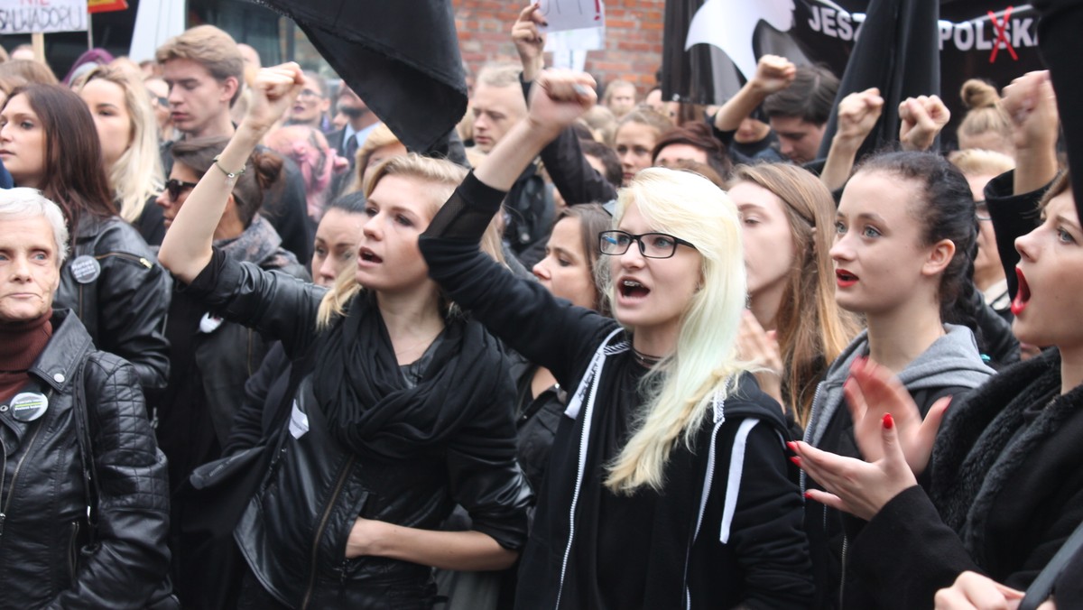 Na dziś w kilkudziesięciu miastach w Polsce i za granicą zaplanowano "czarny wtorek". W okrągłą rocznicę "czarnego protestu" kobiety znowu wyjdą na ulice polskich miast. Chcą pokazać, że nie złożyły parasolek i nadal walczą o swoje prawa. Demonstracjom towarzyszyć będzie zbiórka podpisów pod projektem ustawy m.in. poszerzającej dostęp do antykoncepcji oraz edukacji seksualnej. Gdzie i w jakich godzinach odbędą się wydarzenia związane z "czarnym wtorkiem"?