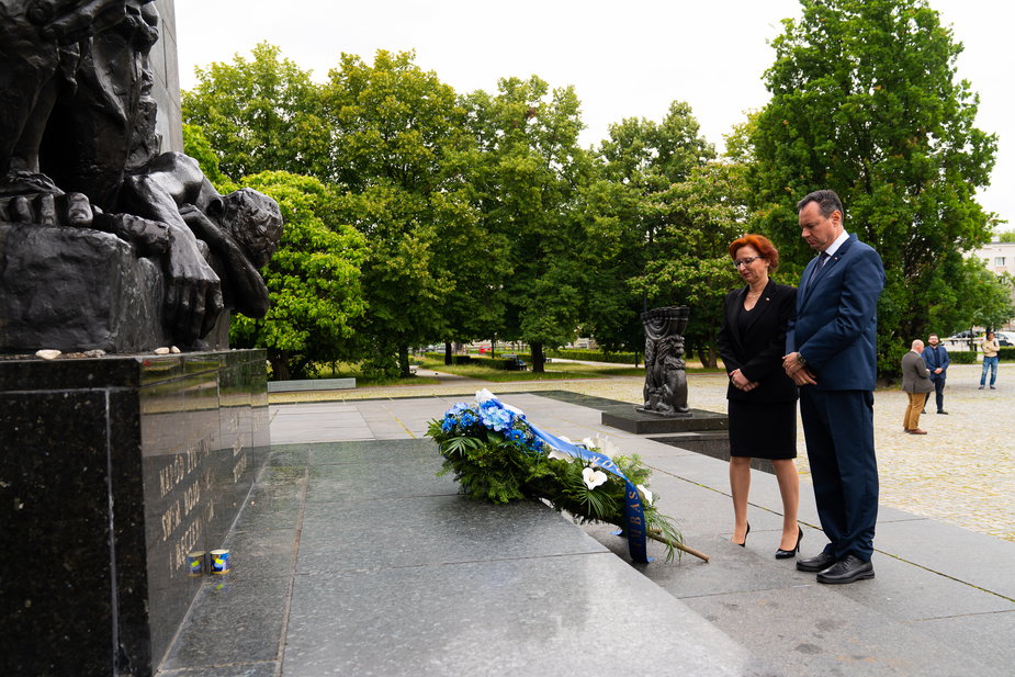 Liwne złożył też między innymi wieniec przed Pomnikiem Bohaterów Getta w Warszawie