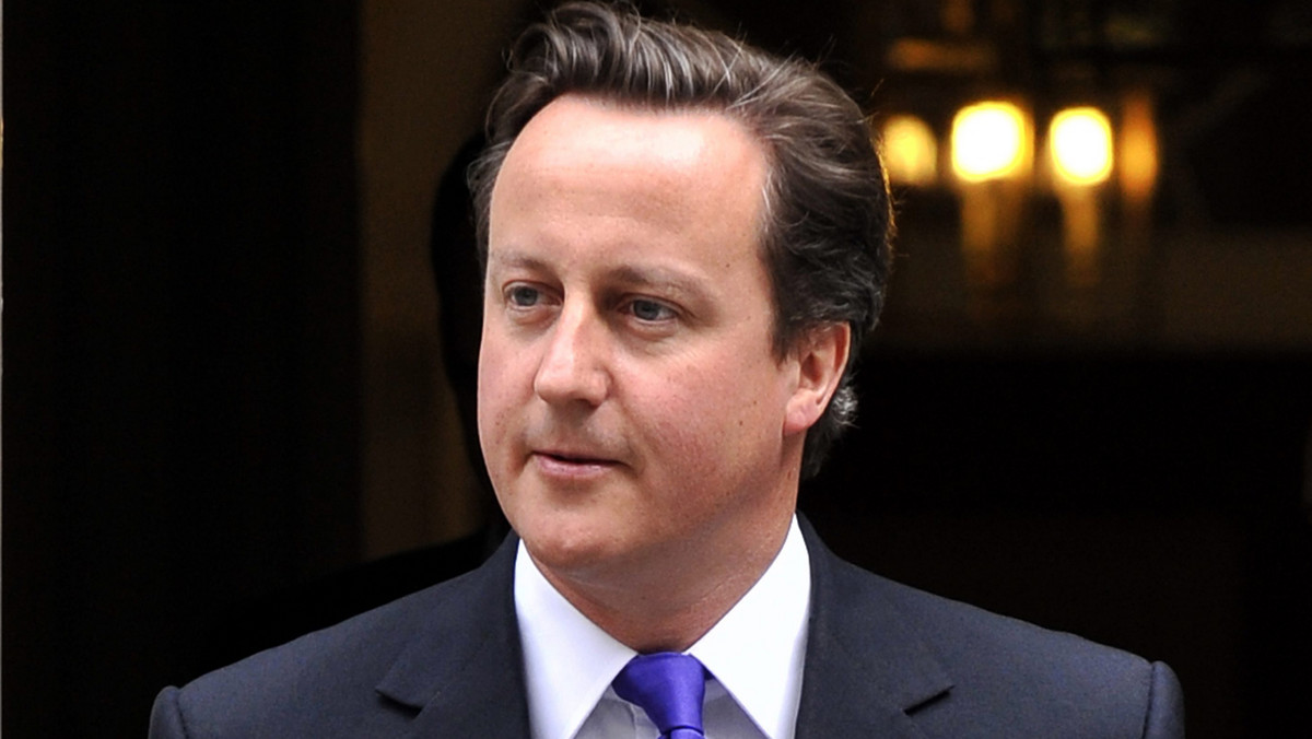 Premier David Cameron tłumaczył się dzisiaj na nadzwyczajnej sesji w Izbie Gmin z kontaktów z kierownictwem koncernu News Corp. w czasie gdy zabiegał on o przejęcie kontroli nad telewizją BSkyB. Opozycję oskarżył o "dawanie wiary spiskowym teoriom".