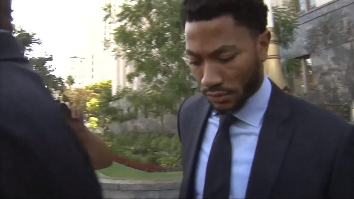 Nowy zawodnik New York Knicks Derrick Rose może w końcu odetchnąć z ulgą i skupić się tylko na przygotowaniach do nowego sezonu NBA. Ława przysięgłych sądu w Los Angeles zdecydowała się oczyścić go z zarzutów o gwałt.